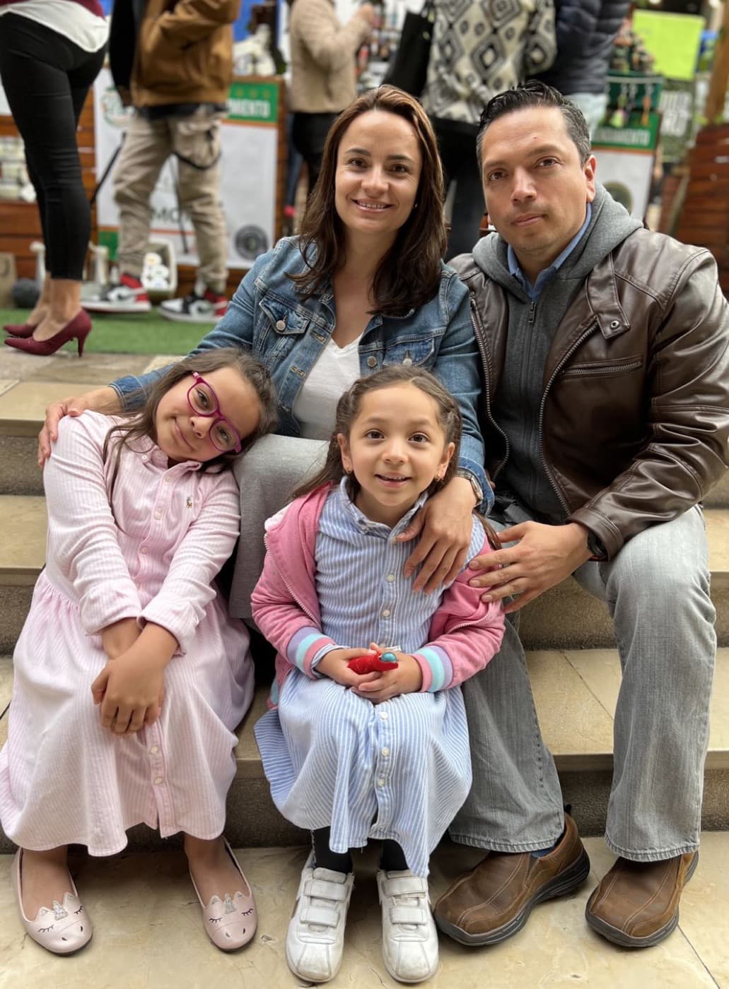 Isabel y Santiago con Emi y Abi, pequeñas